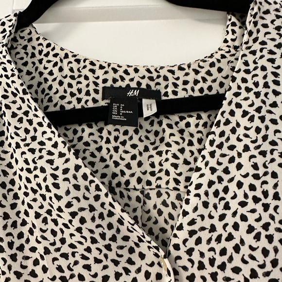 H&M Black and White Tshirt Blouse - Picture 6 of 7